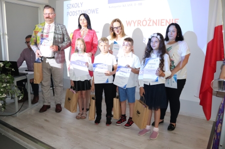 Pola Słomka z klasy 1b na Gali Laureatów